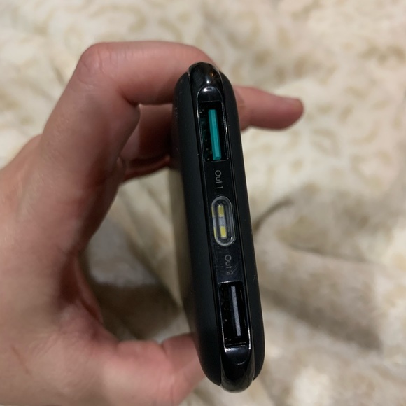 BRAND NEW PORTABLE CHARGER POWER BANK TO CHARGE ALL DEVICES - Picture 5 of 6